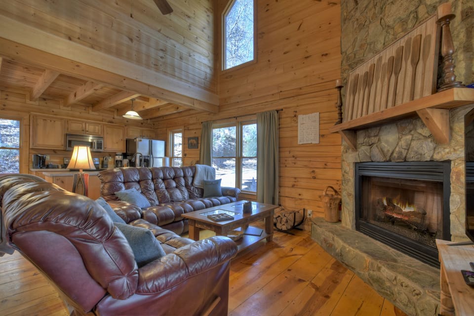 AJ's Lakehouse - Ellijay Georgia Mountainview Vacation Cabin Rental