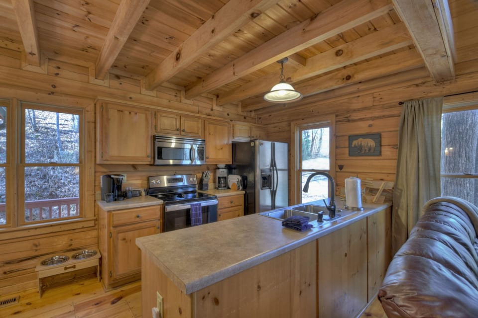 AJ's Lakehouse - Fully Stocked Kitchen To Prepare A Wonderful Family Meal Or An Annual Friendsgiving Meal