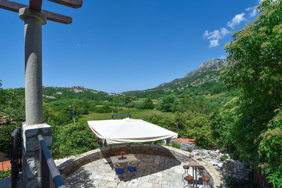 Few dinning spaces where guests can enjoy nature.