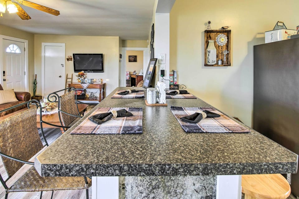 Island w/ Seating | Dishware & Flatware Provided