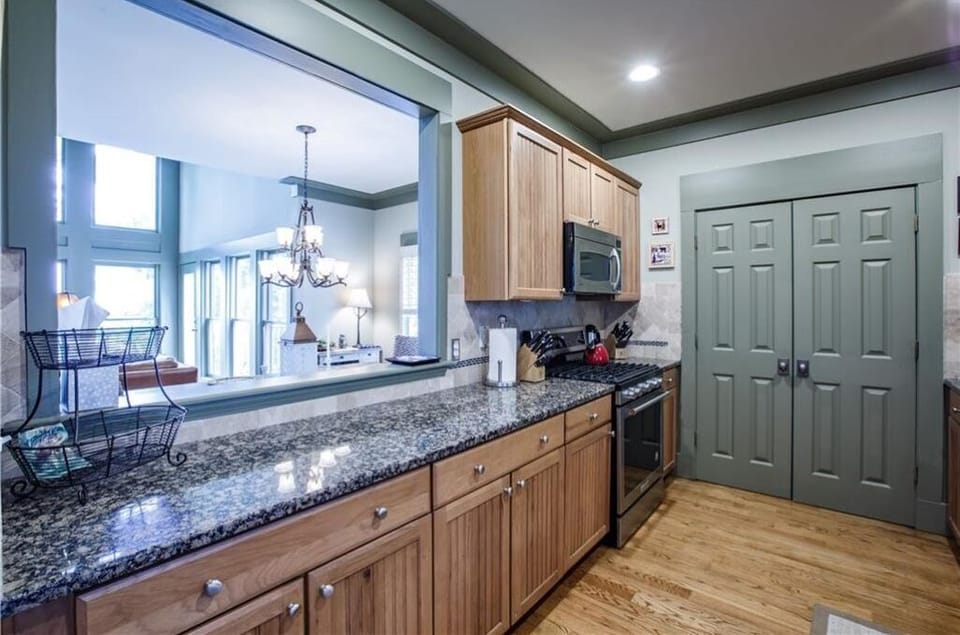 Fully stocked kitchen!!