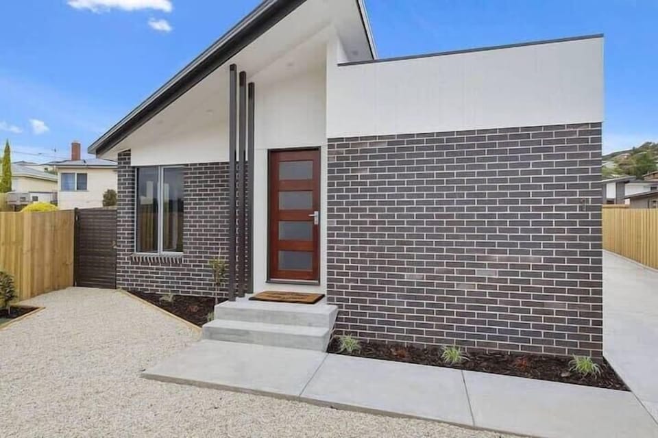 Shun Kin 8 years on Airbnb
Rating, 5 stars
,·
Lisa and Andrew are very friendly. Their place is clean and tidy. My family enjoyed staying at their place. The location is convenient and quiet. The drive-in garage is perfect for