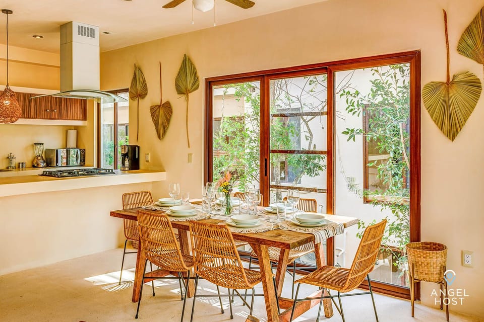 Dining area for 6 plus open the sliding doors to extend space to the outdoors