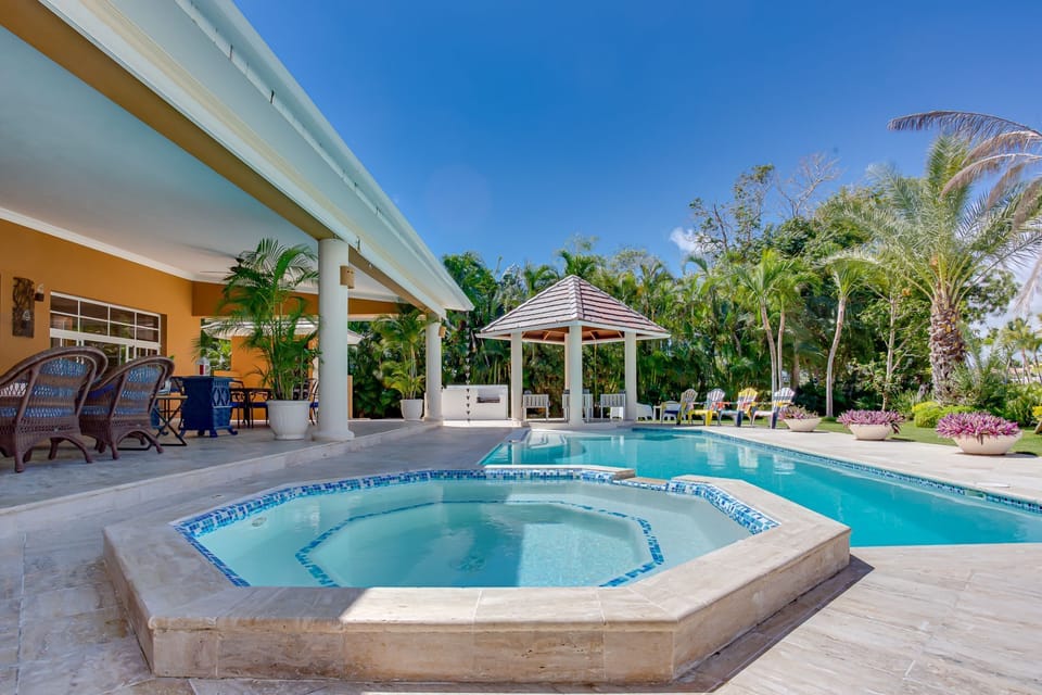 Large garden with outdoor living area, alfresco dining, non-heated jacuzzi