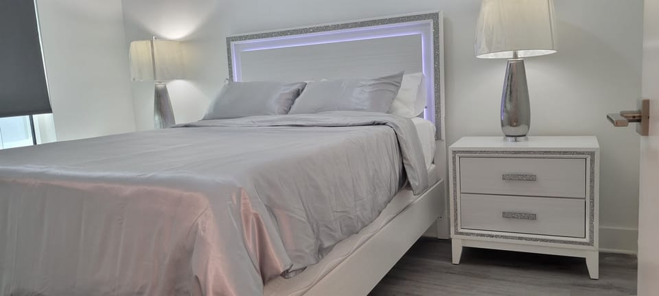 Bedroom 2, Queen,TV