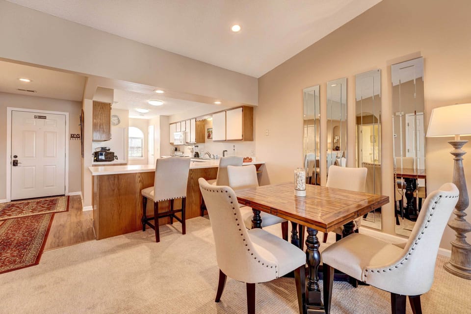 Dining Area | Dishware & Flatware Provided