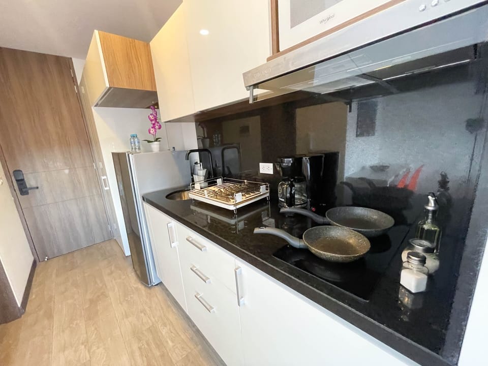 Cocina completa con estufa de inducción / Full kitchen with induction cooktop