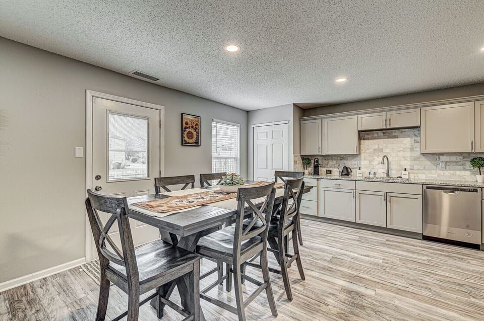 Kitchen/Dining Area