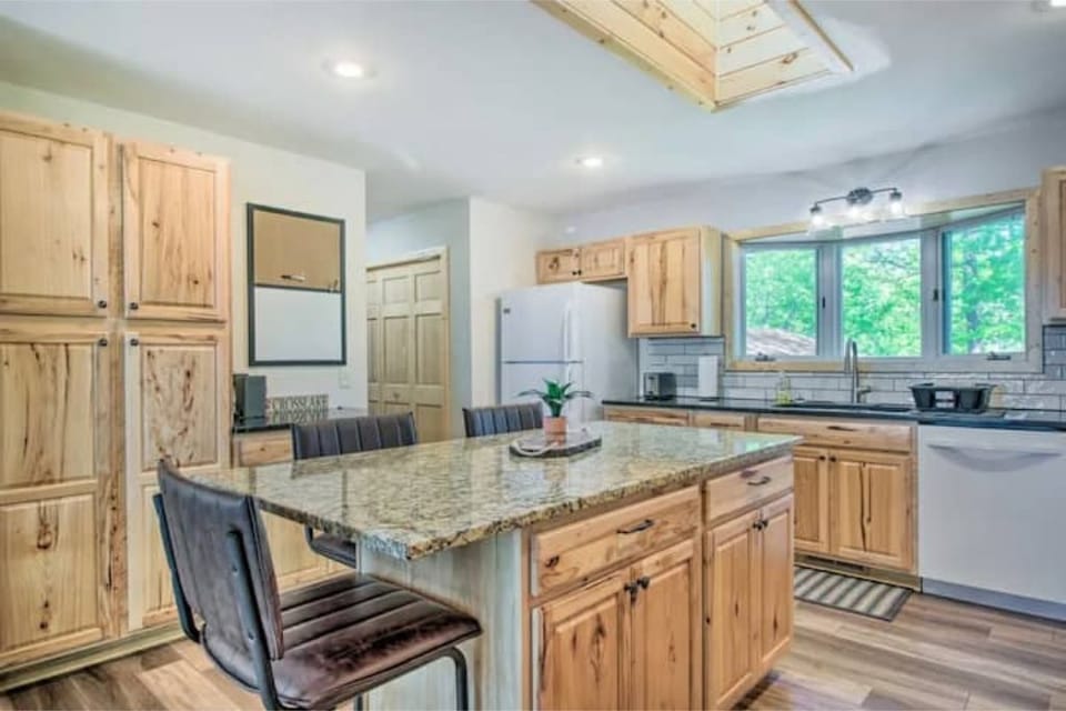 All new granite tops - Great breakfast bar