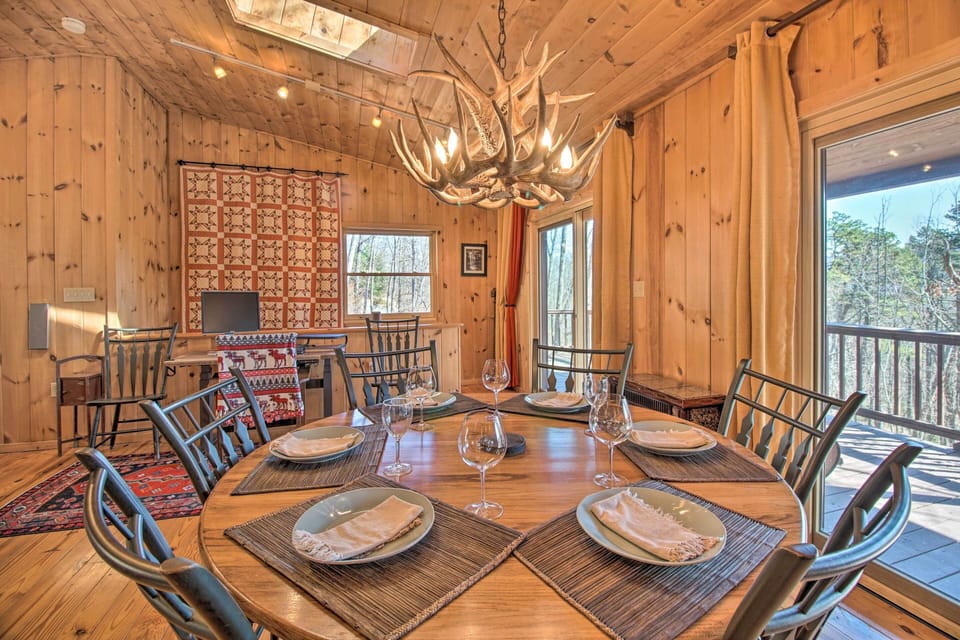 Dining Area | Dishware & Flatware Provided