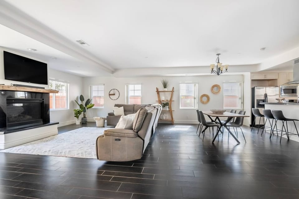 Spacious living/dining area