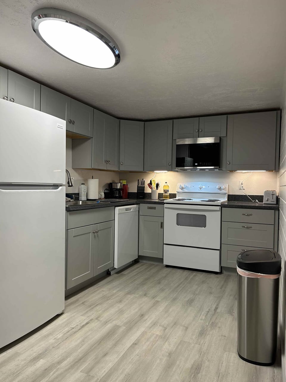 Full kitchen.