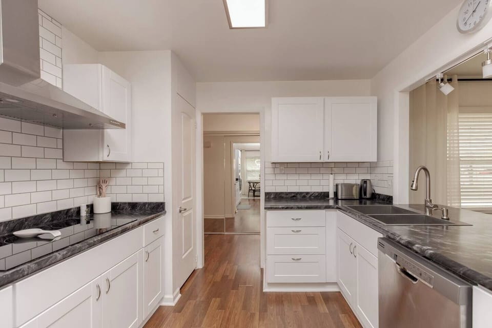 Fully Equipped Kitchen & Extra Dining Space for 4