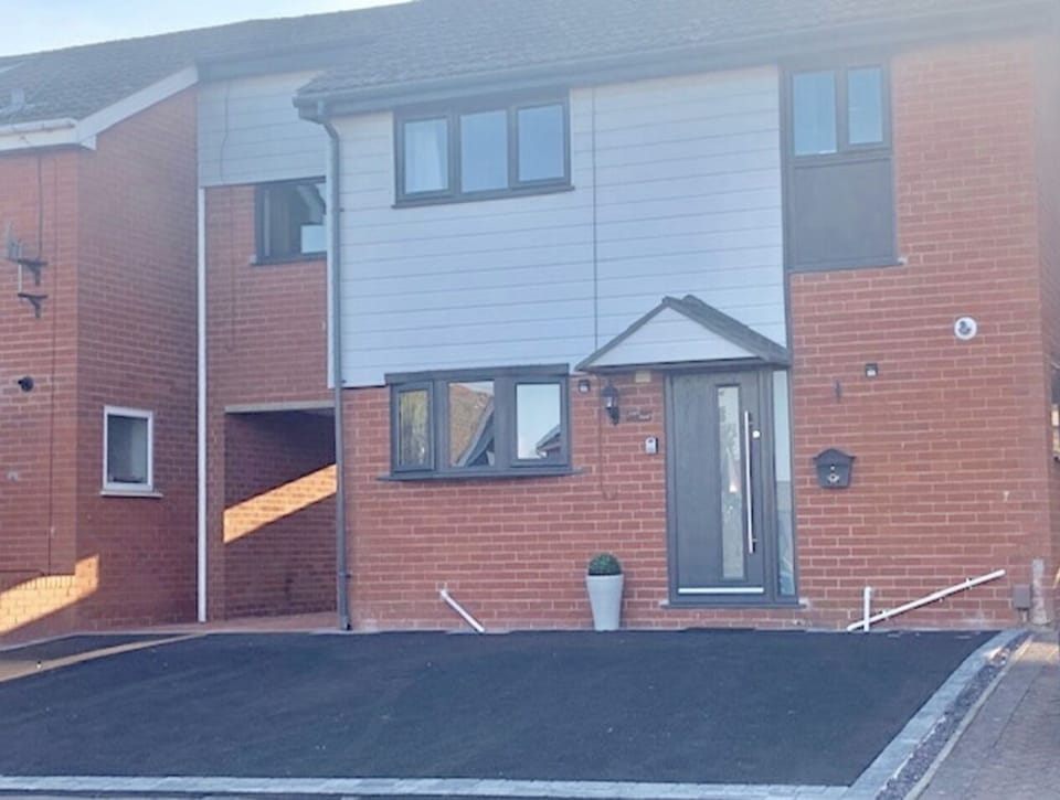 Modern Spacious house -- Parking on private driveway