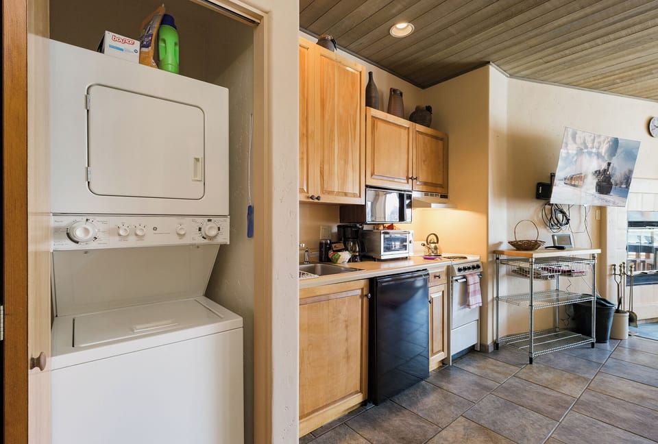 Washer/Dryer and kitchenette