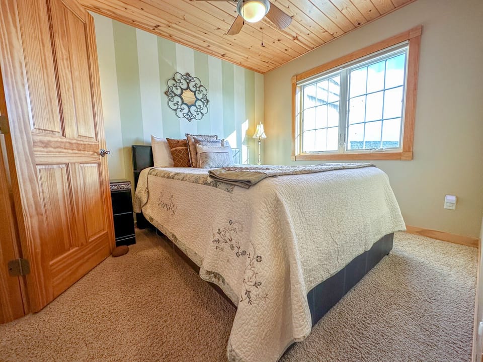 Also located on the upper level is the guest bedroom which features a queen bed.