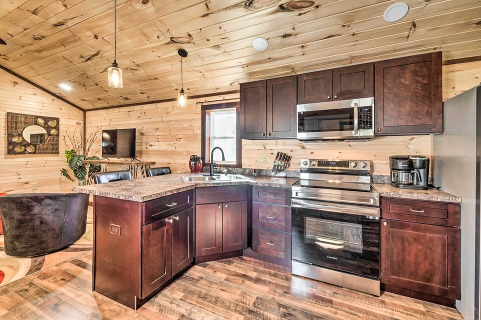 Kitchen | Keurig Coffee Maker | Trash Bags & Paper Towels Provided