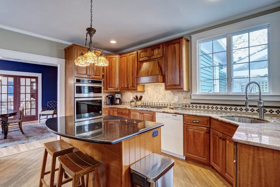 Fully stocked comfortable kitchen with full sized appliances.