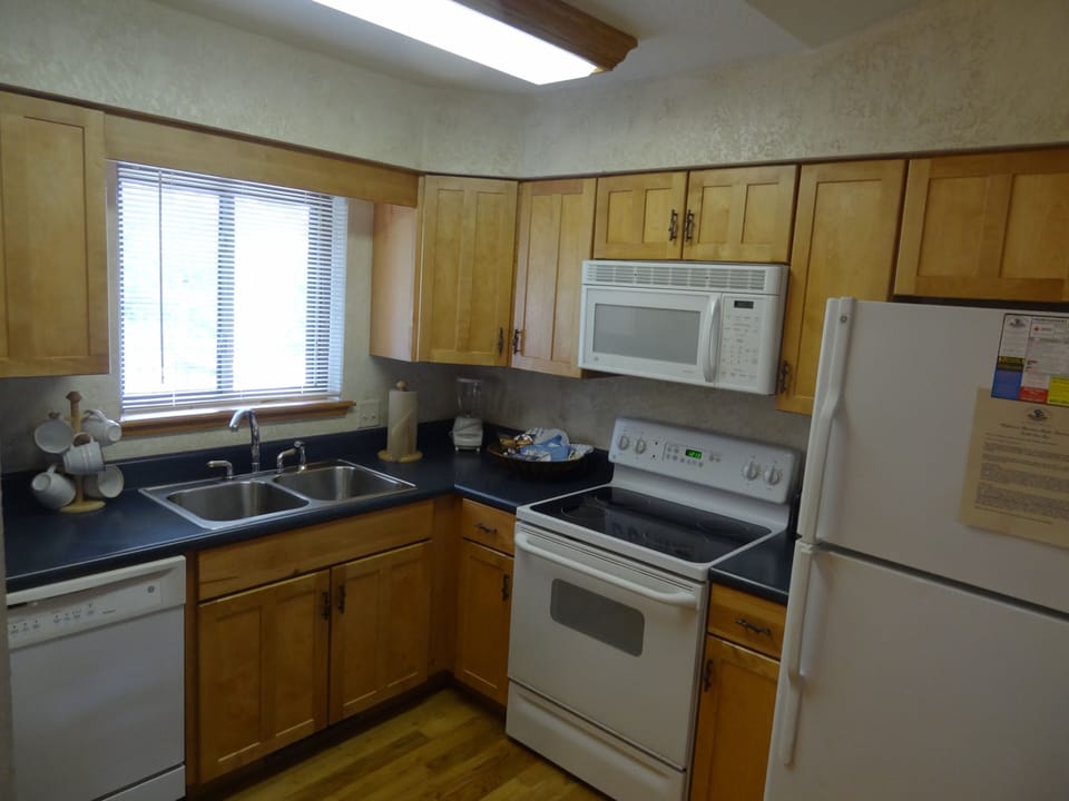 Indoors, Refrigerator, Microwave, Oven, Sink