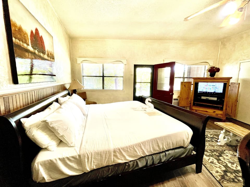 Screen, TV, Indoors, Bed, Furniture