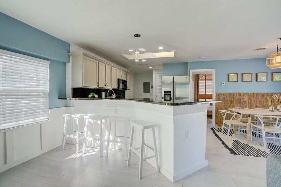 Fully equipped kitchen with a spacious countertop next to the dining area.