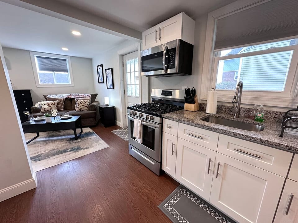 KITCHEN & LIVING ROOM