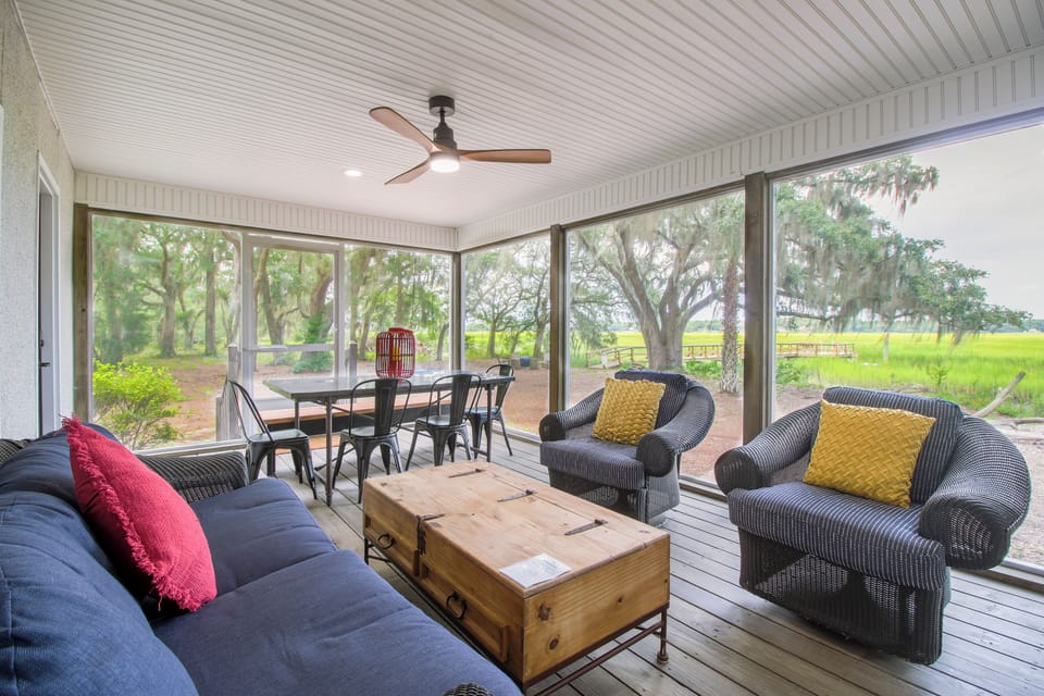 Come sit on the best screened in porch in GA! Sip your coffee with the sunrise.