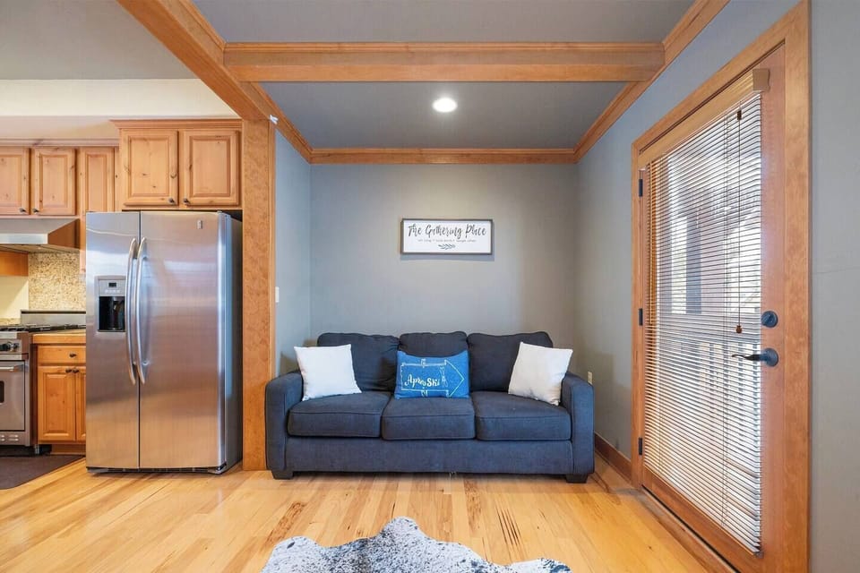 Chill Nook w/fireplace & balcony