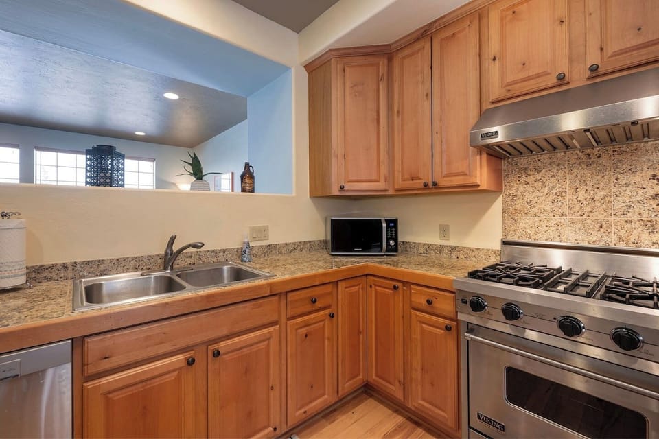 Large full stocked kitchen - Viking Stove