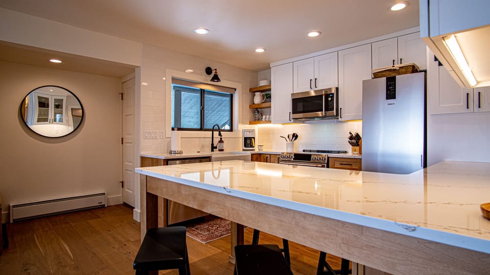 Breakfast /  Dining Counter