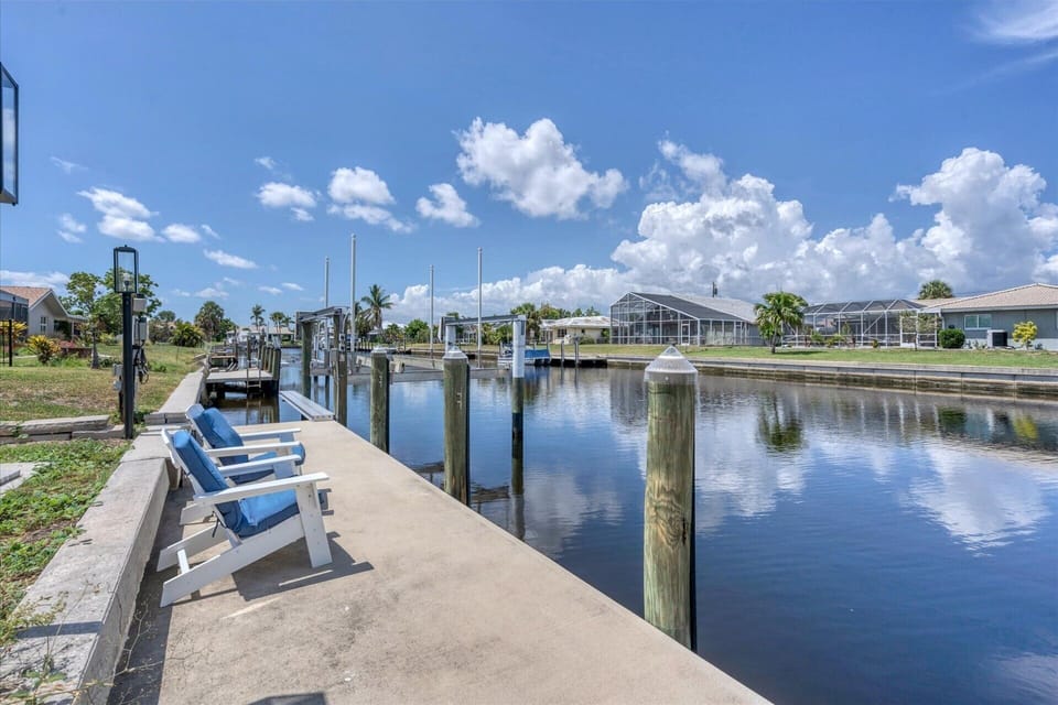 Punta Gorda canal with spacious 33' x 6-1/2' dock (Boat lift not available)
