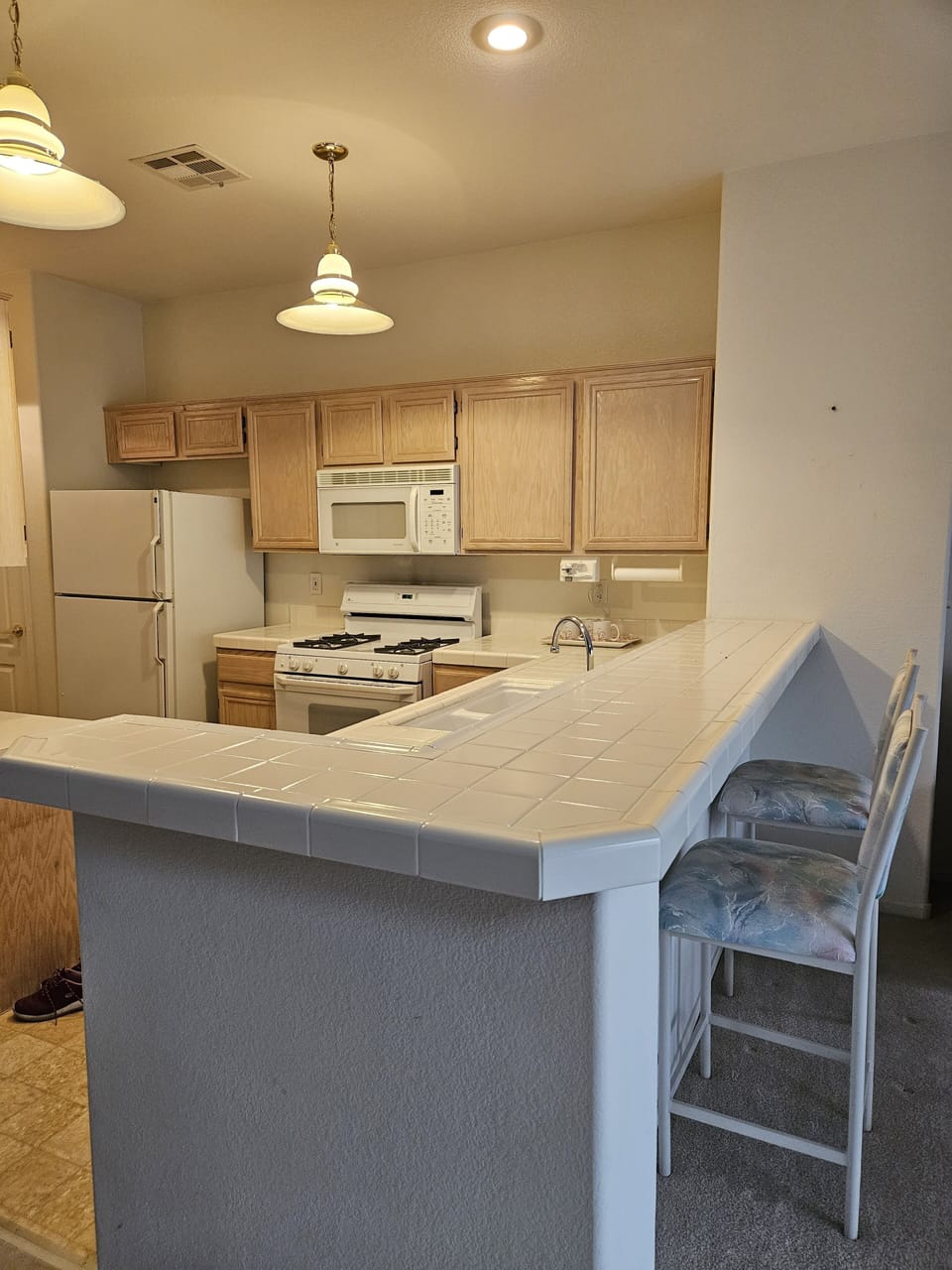 Kitchen with breakfast bar