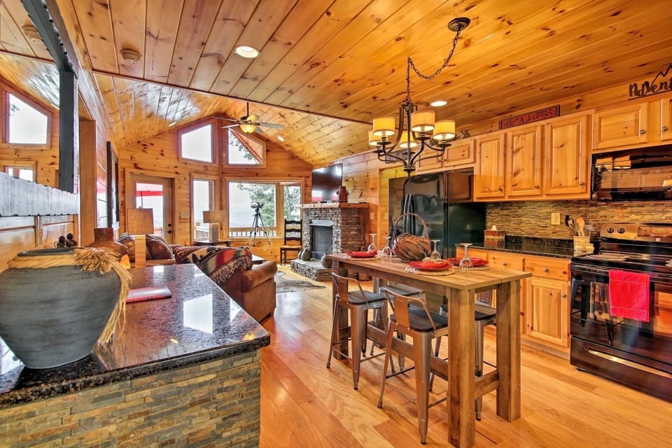 Luxury cabin rental in Blue Ridge with a fully furnished kitchen