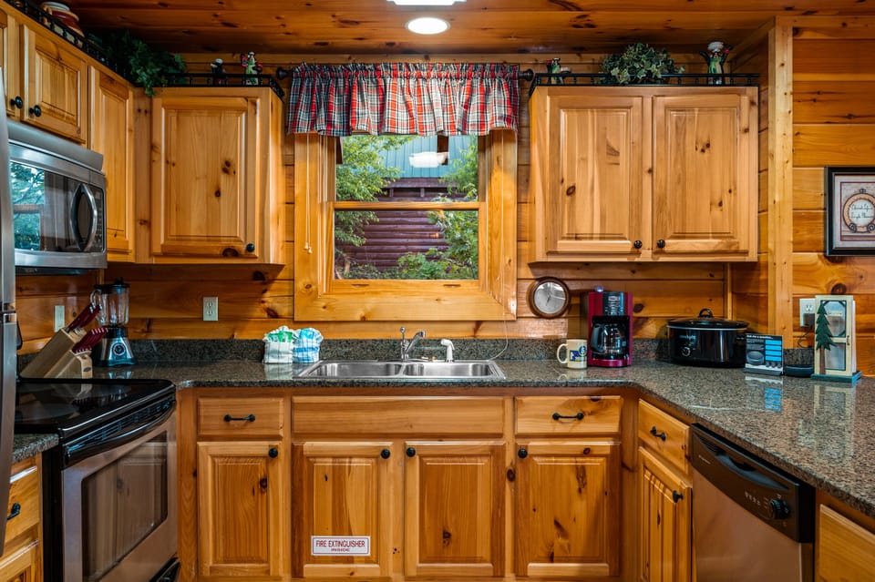 Fully equipped kitchen: cook/bake/dinner/silver-ware provided