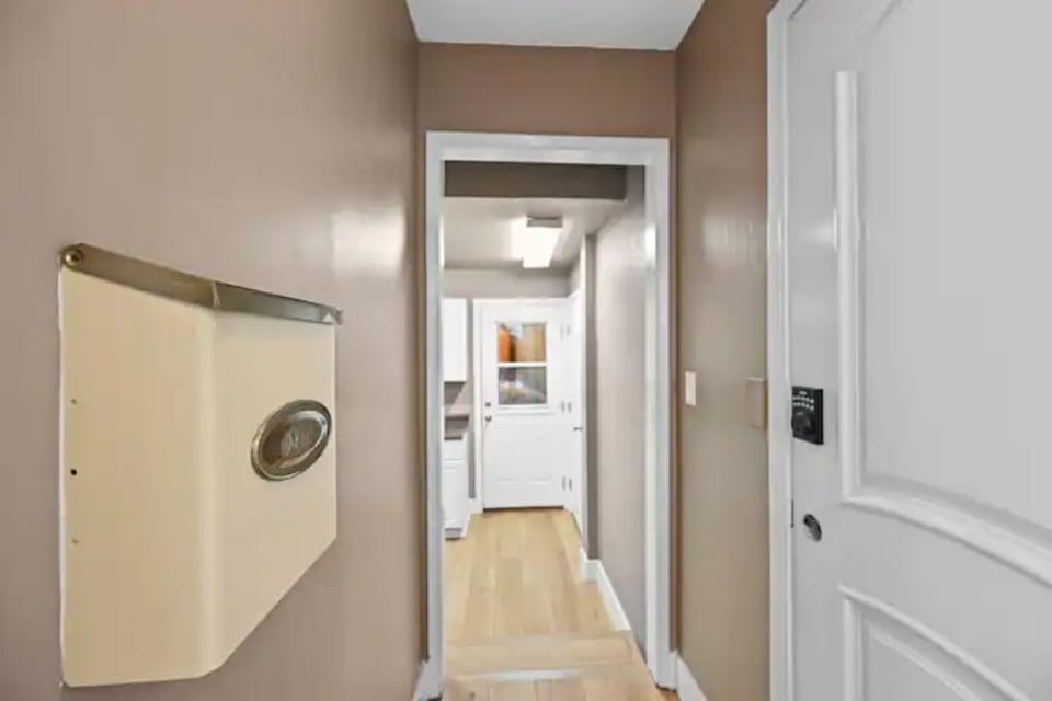 Hallway to share laundry area 