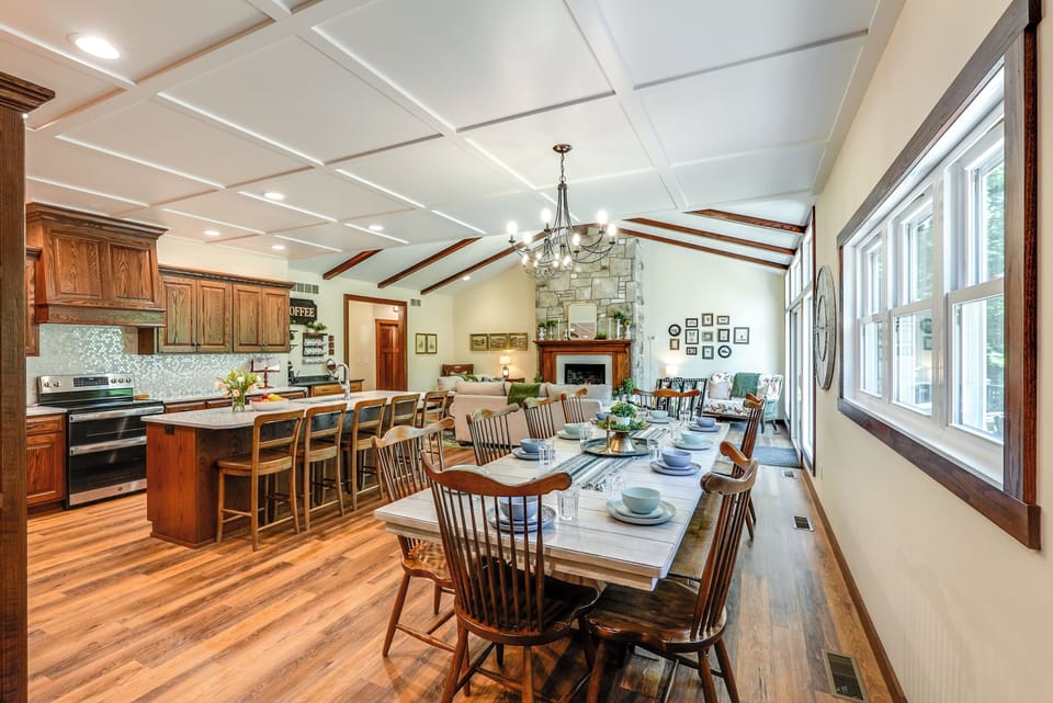 Open concept kitchen/dining room