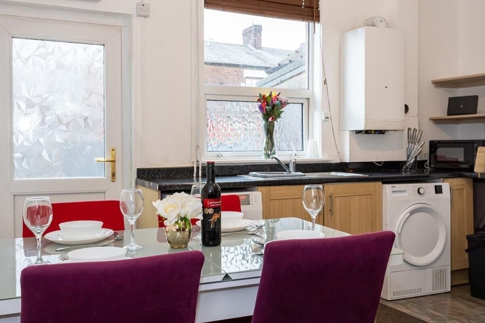 Fully equipped kitchen with dinning area