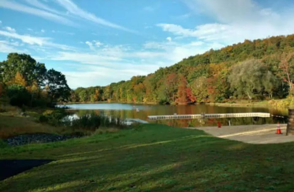 This lake offers paddle boats that can be taken out.