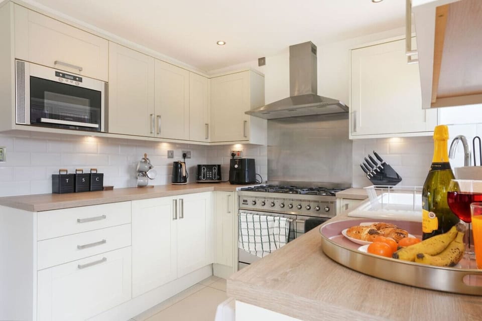 A fully equipped kitchen with everything you need to prepare a home-cooked meal.