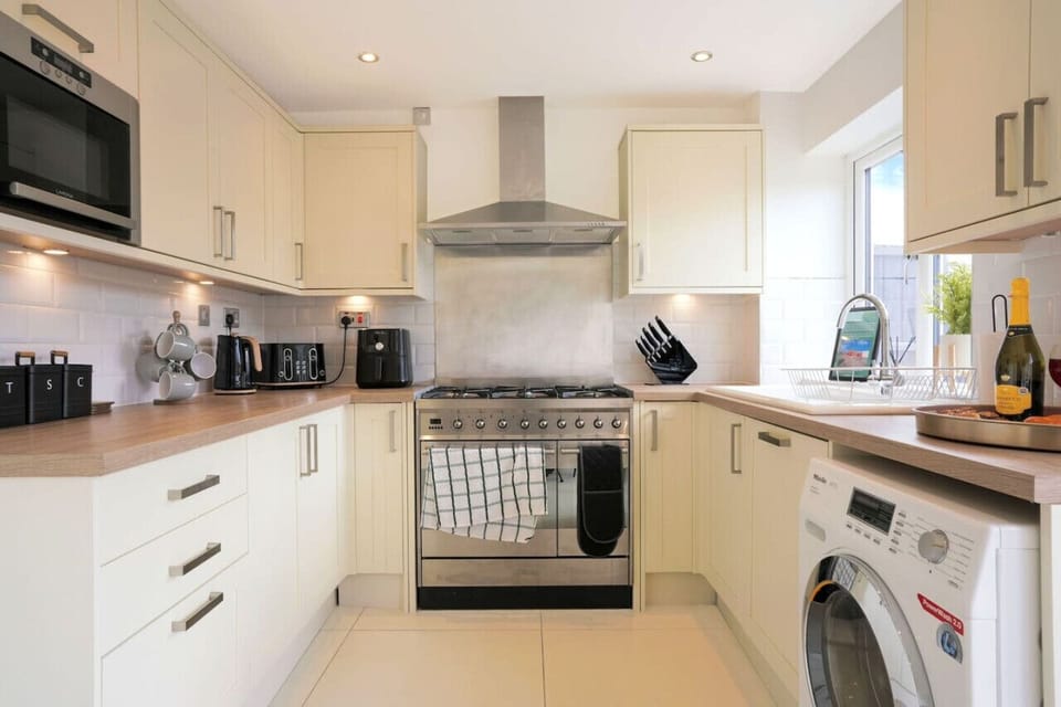A fully equipped kitchen with everything you need to prepare a home-cooked meal.