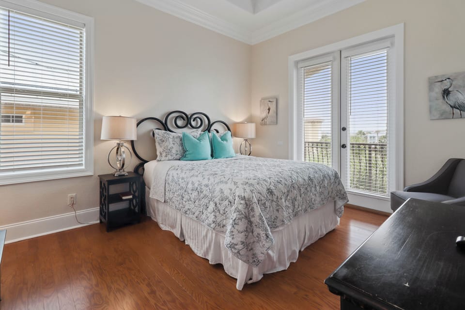 Third floor queen suite with balcony access