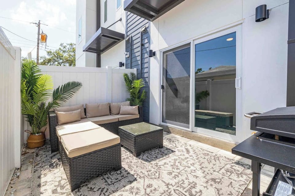Bbq and lounge area with Blackstone grill!