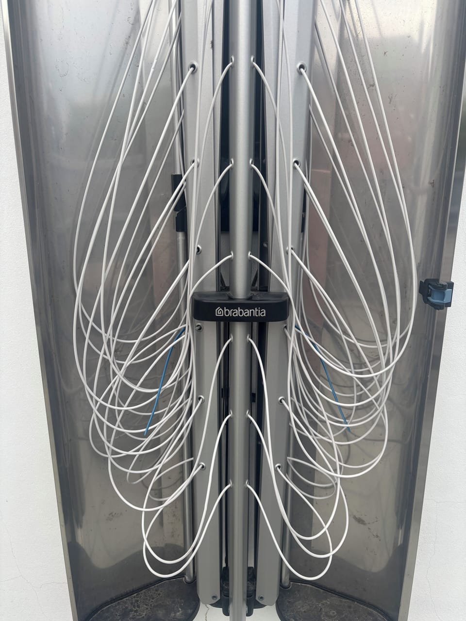 Pull the black handle out and then push up to lock in place. Push up to unlock.
