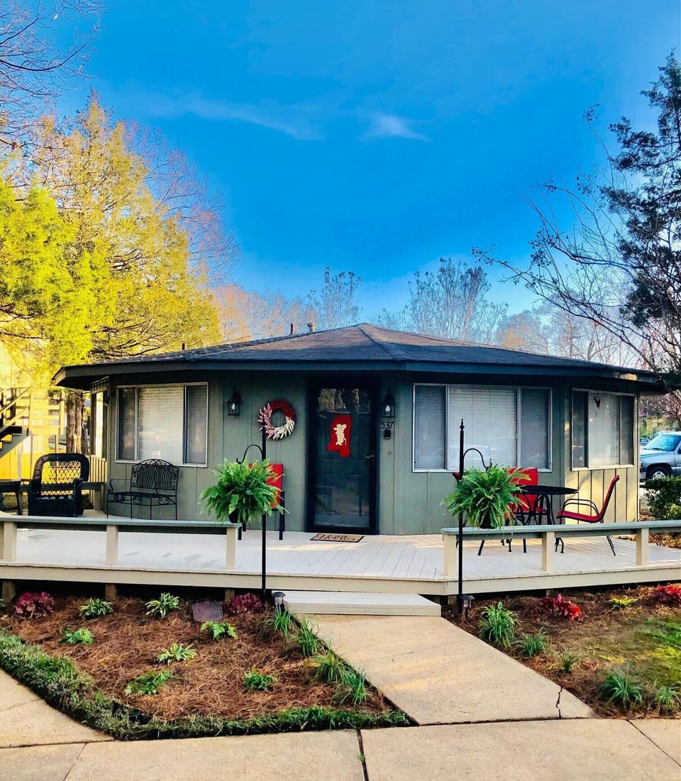 Unique & Cozy Cottage / Relaxing Deck