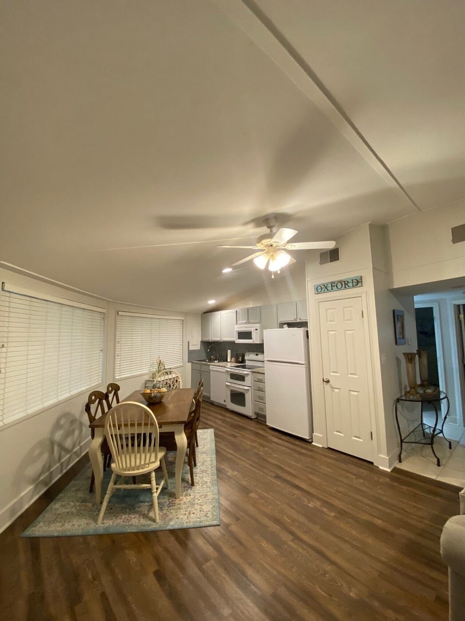 Fully Stocked Kitchen / Dining for 6