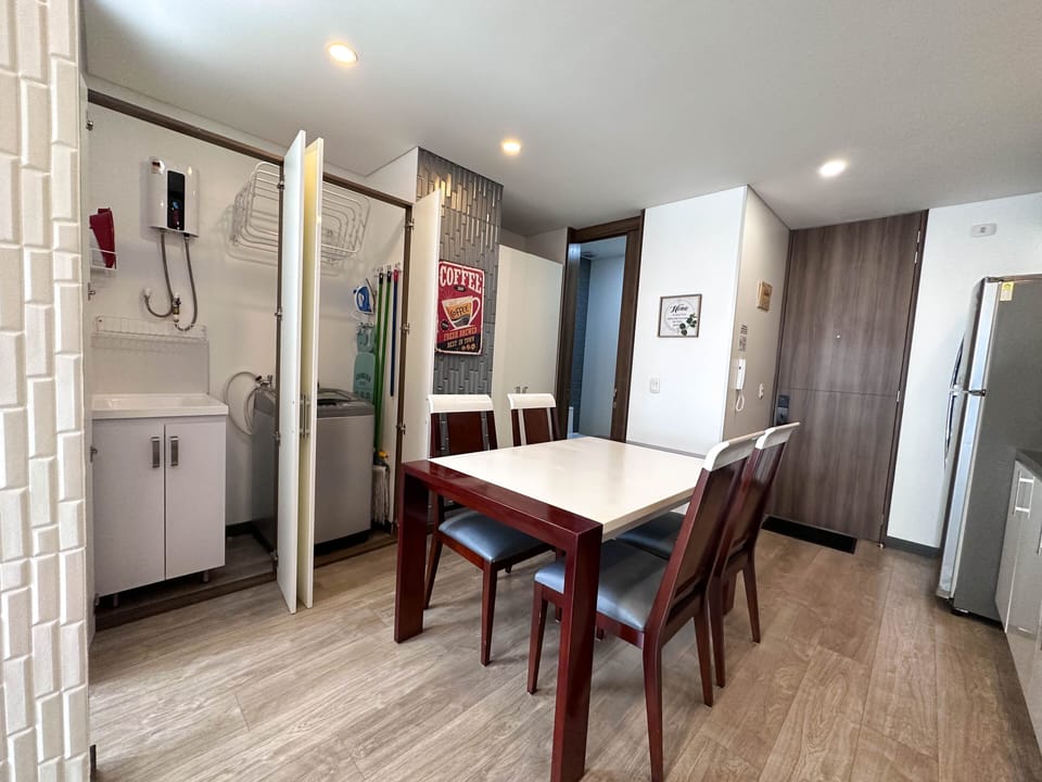 Comedor y área de lavado /Dining room and laundry area
