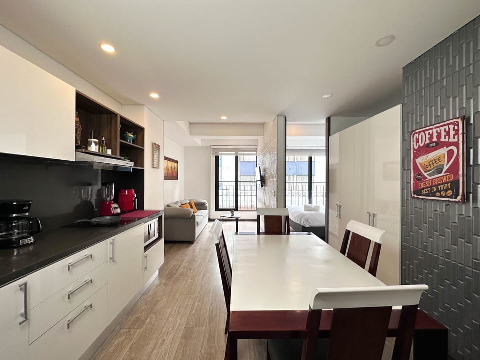 Cocina y comedor cuatro puestos / Kitchen and dining room with four seats
