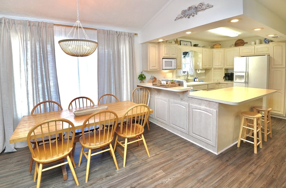 Plenty of dining space for family and friends - 7 chairs plus 2 counter stools