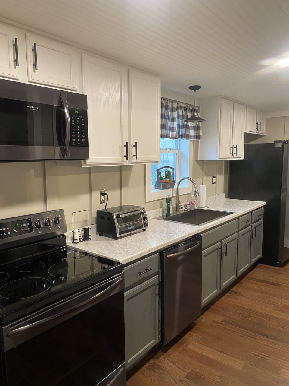 Full kitchen with all you need to cook including a Keurig & drip coffee maker