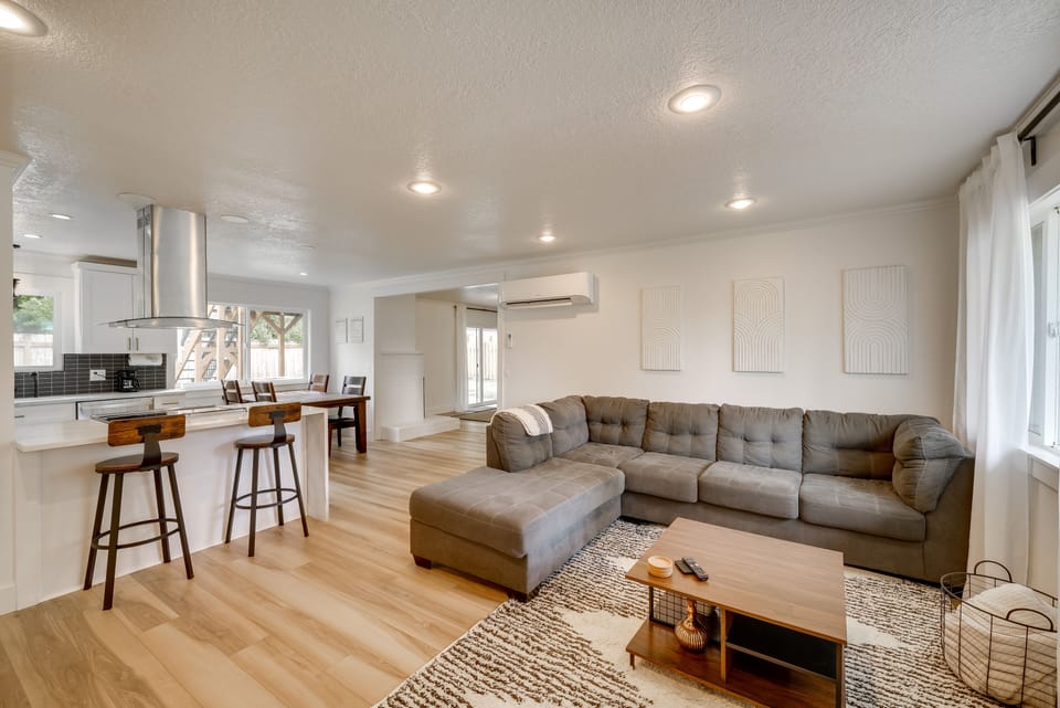 Living Room | Smart TV | Free WiFi | Central A/C & Heating